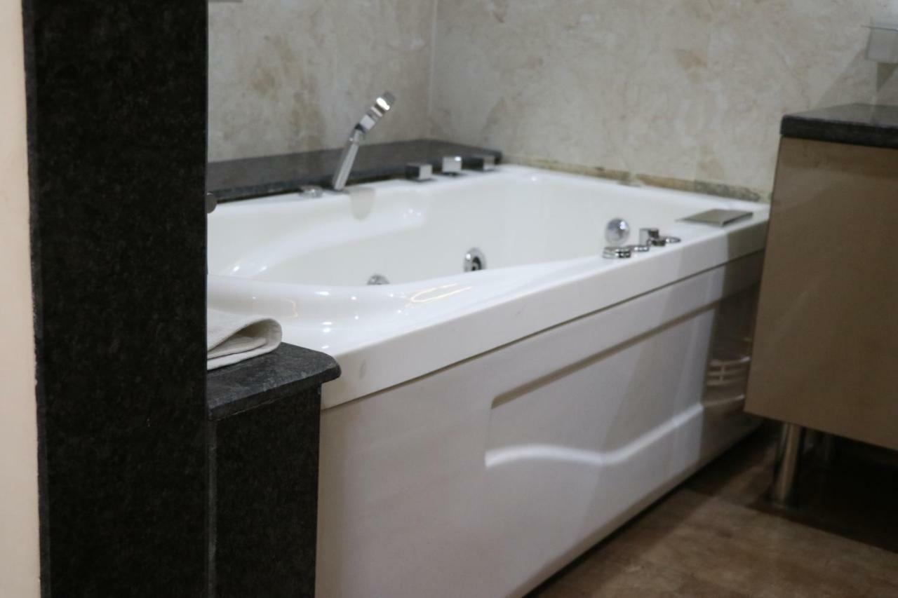 S.R. Residency Hotel Zirakpur Екстериор снимка