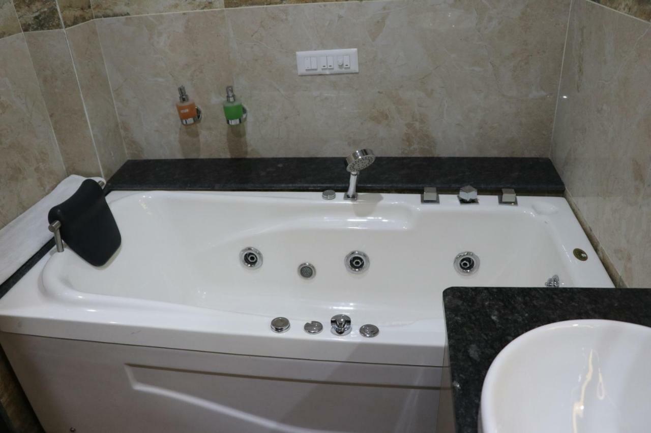S.R. Residency Hotel Zirakpur Екстериор снимка