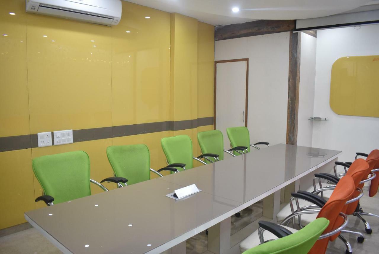 S.R. Residency Hotel Zirakpur Екстериор снимка