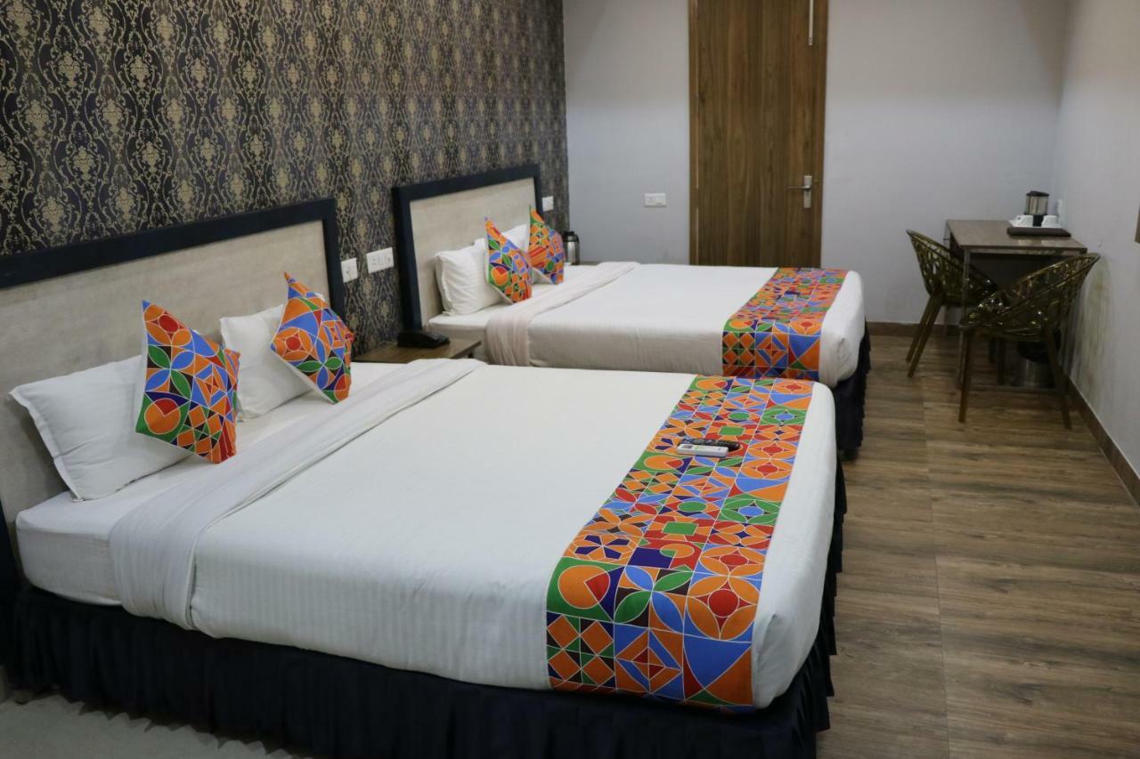 S.R. Residency Hotel Zirakpur Екстериор снимка