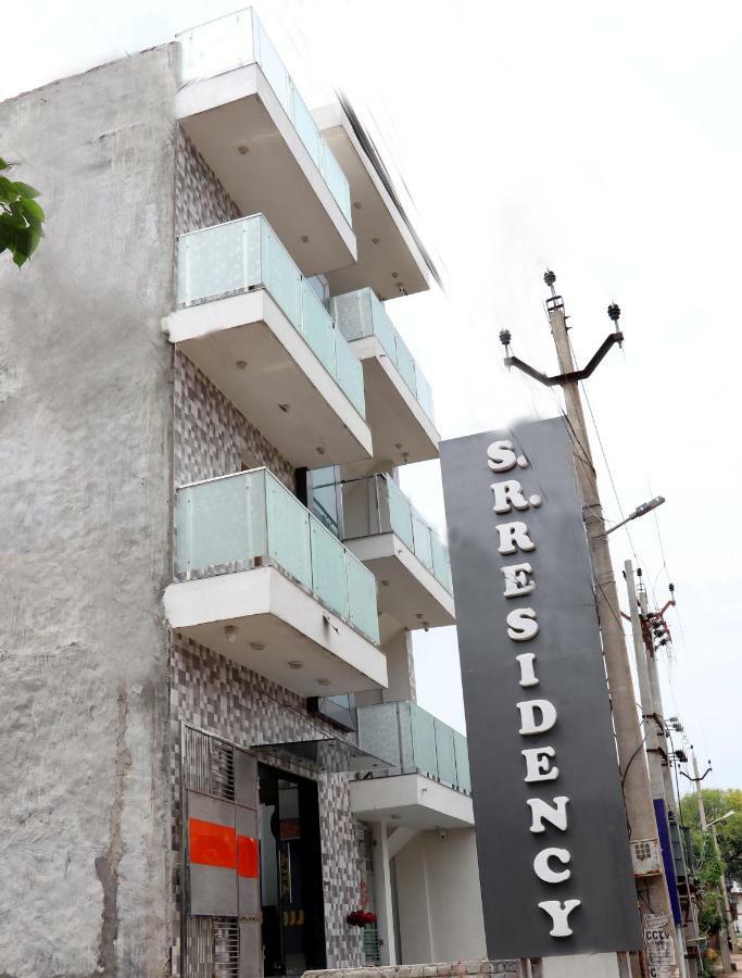 S.R. Residency Hotel Zirakpur Екстериор снимка