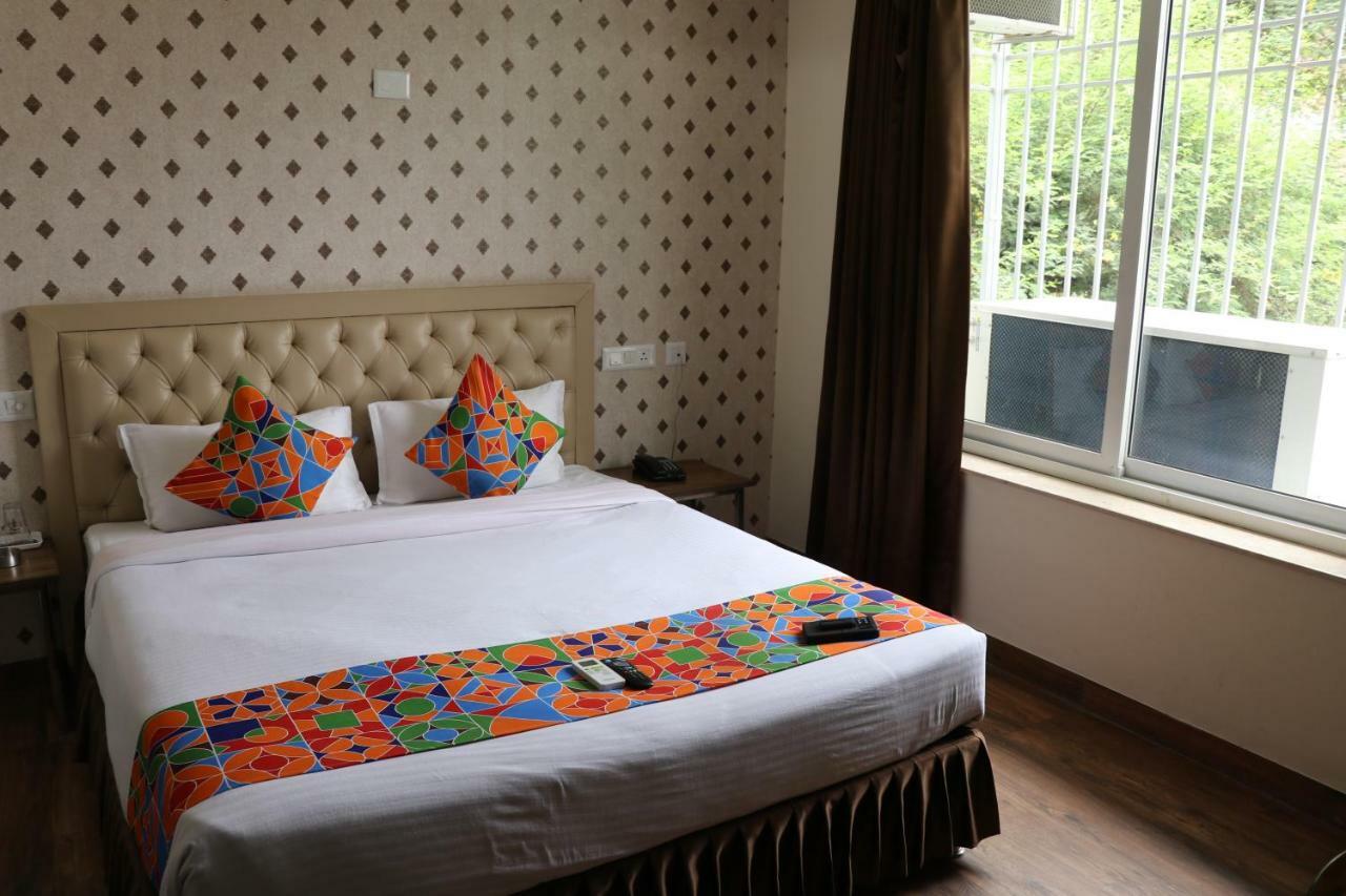 S.R. Residency Hotel Zirakpur Екстериор снимка