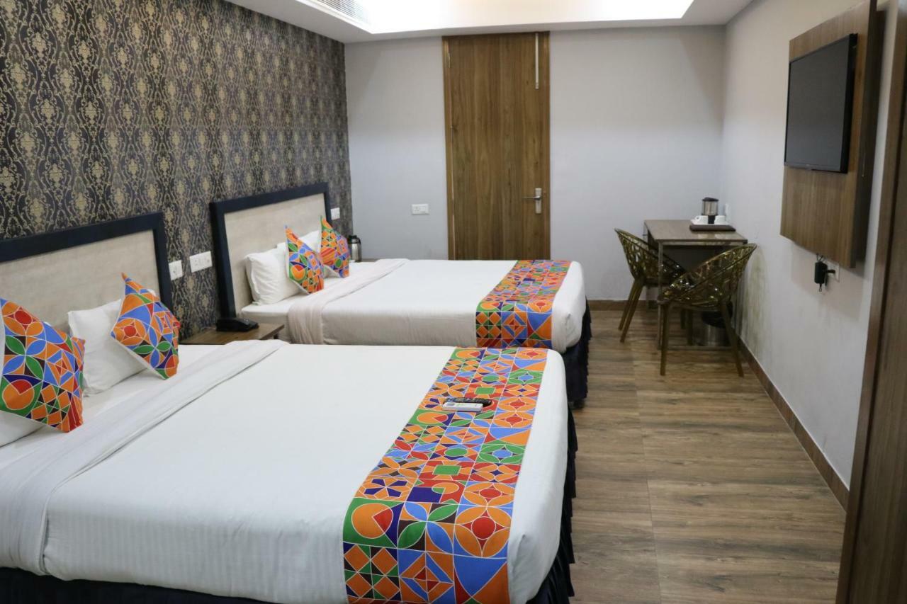 S.R. Residency Hotel Zirakpur Екстериор снимка