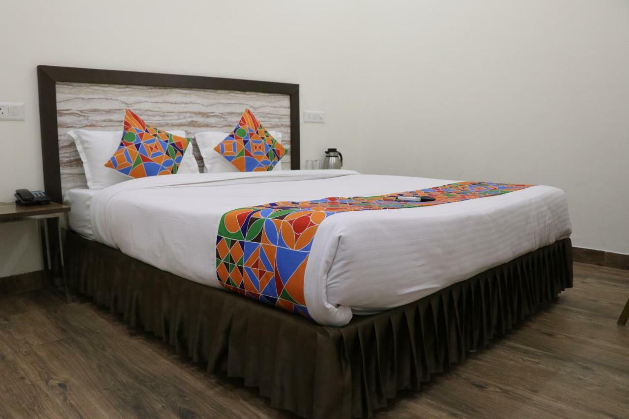 S.R. Residency Hotel Zirakpur Екстериор снимка