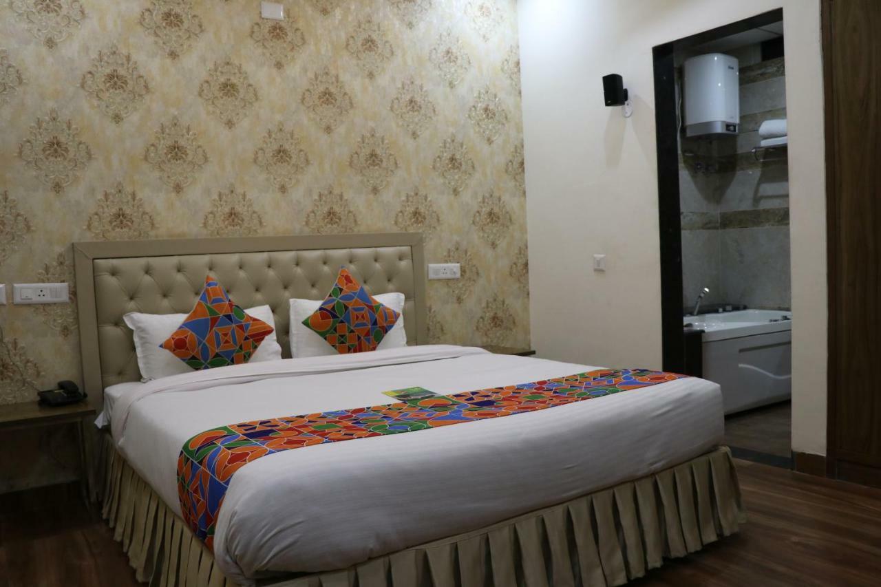 S.R. Residency Hotel Zirakpur Екстериор снимка