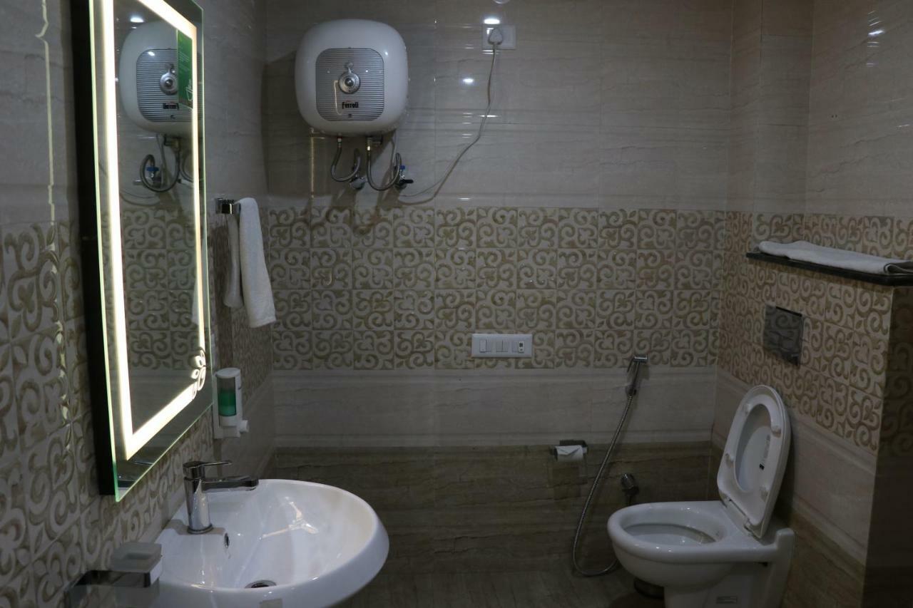 S.R. Residency Hotel Zirakpur Екстериор снимка