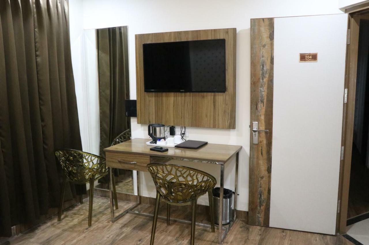 S.R. Residency Hotel Zirakpur Екстериор снимка
